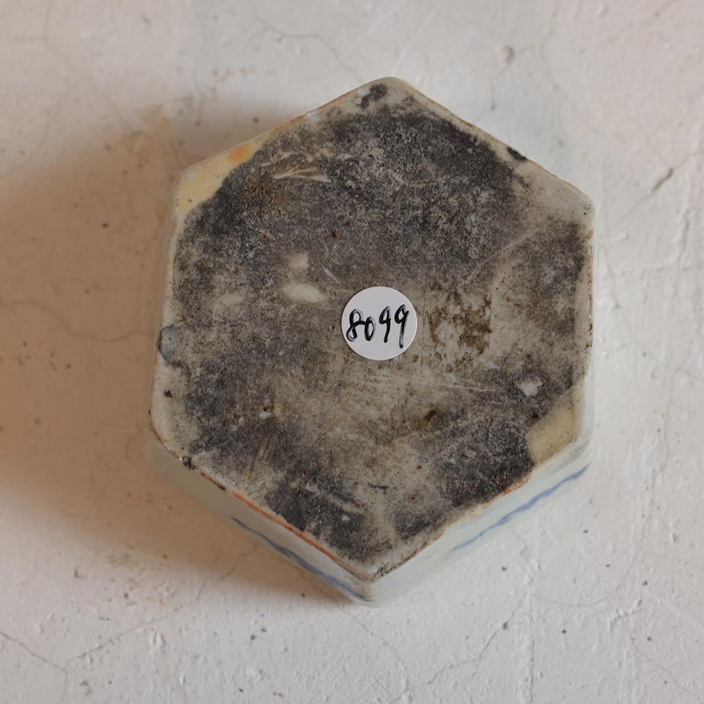 No.8099 李朝染付 菊花文六角水滴 朝鮮王朝時代中〜後期