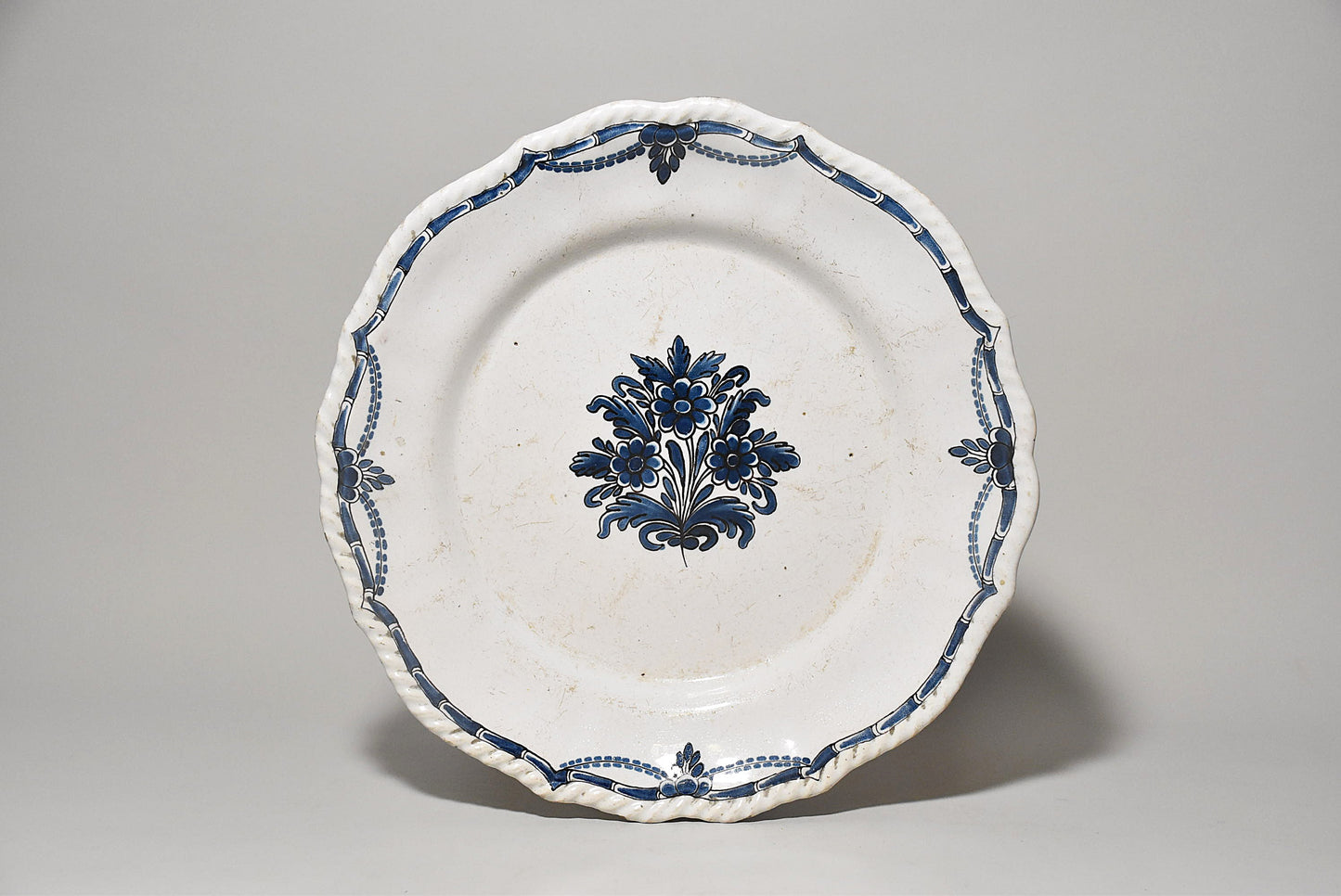 欧州軟陶花文大皿その１（１８世紀）