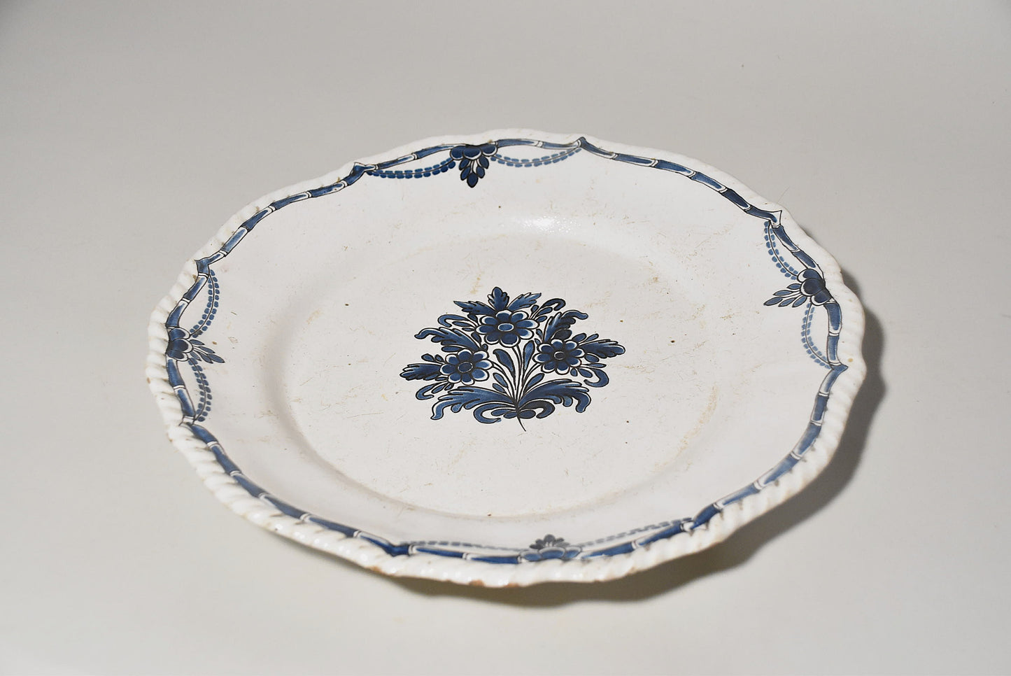 欧州軟陶花文大皿その１（１８世紀）