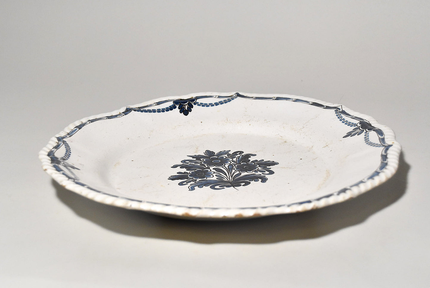 欧州軟陶花文大皿その１（１８世紀）