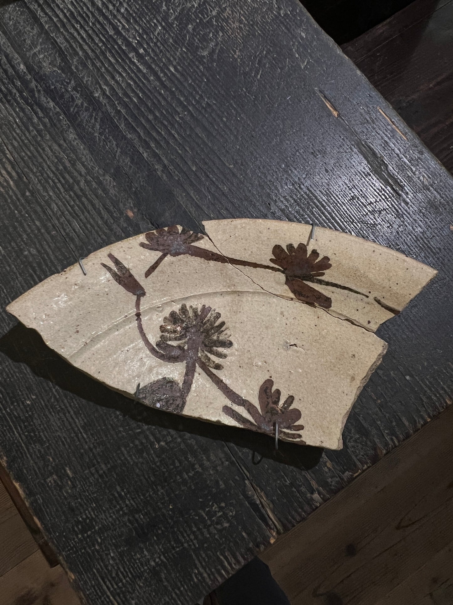 壁に掛ける古陶(その1:絵唐津大皿残欠)
