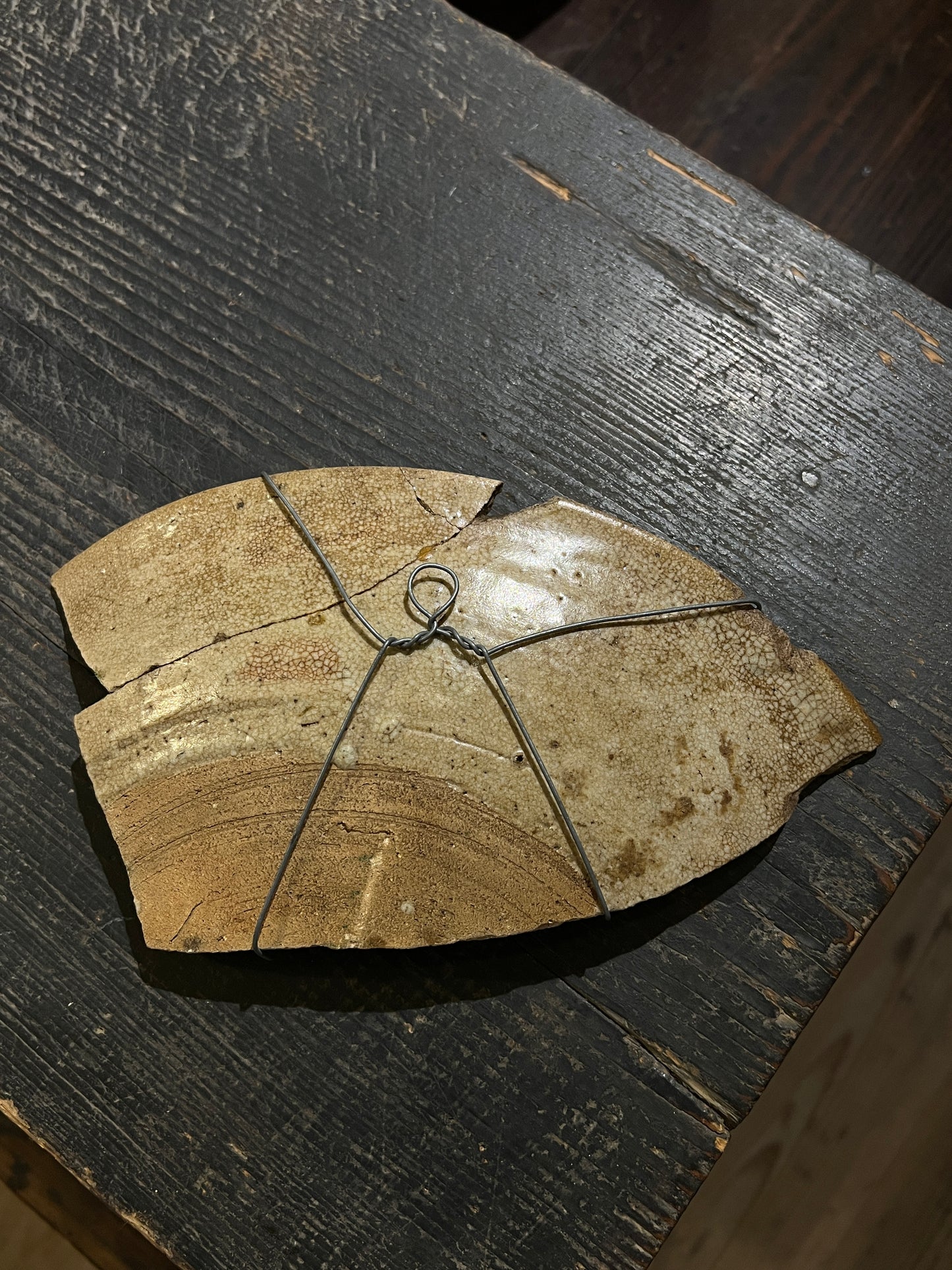 壁に掛ける古陶(その1:絵唐津大皿残欠)