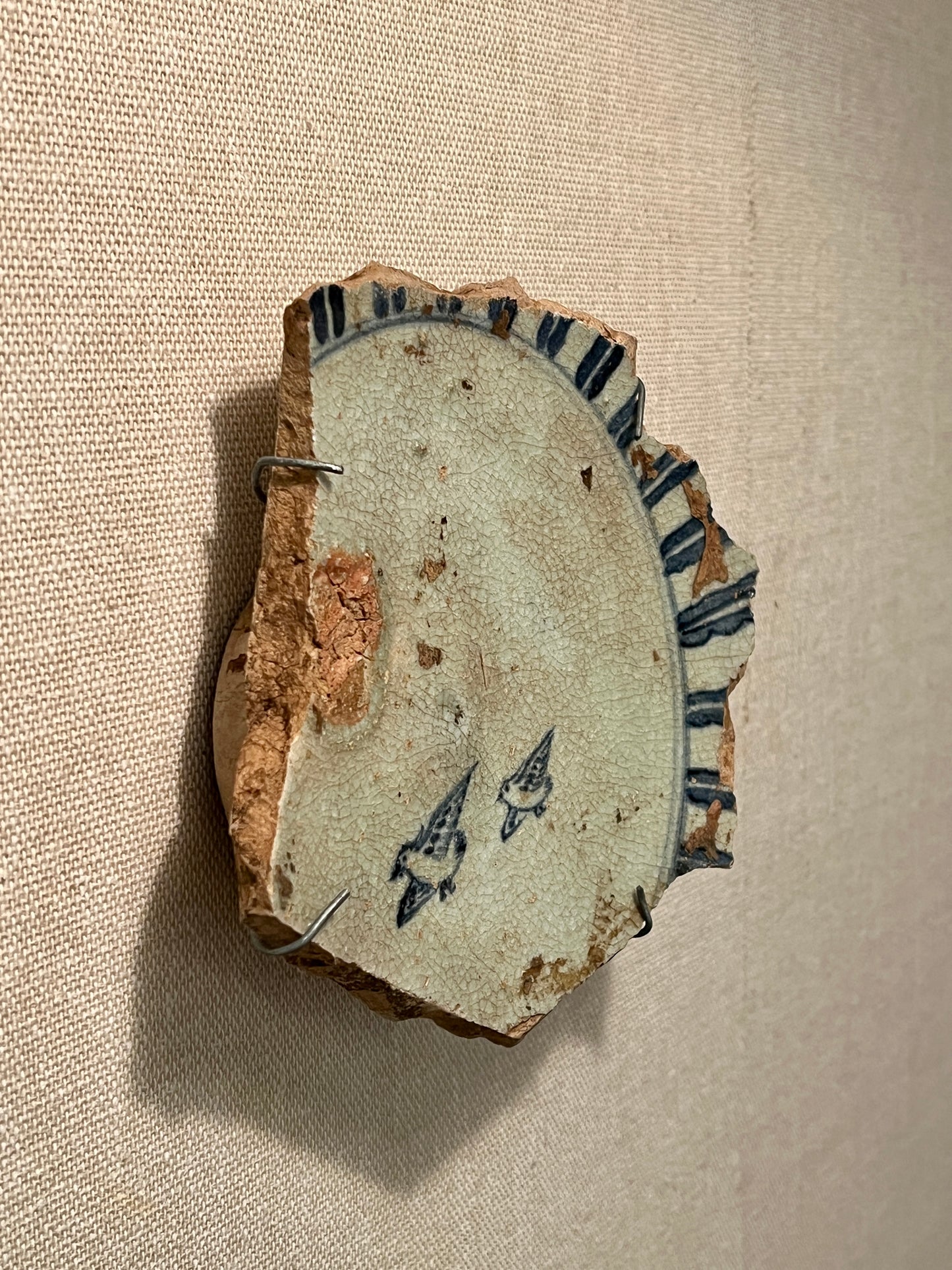 壁に掛ける古陶(その3:初期伊万里皿残欠)