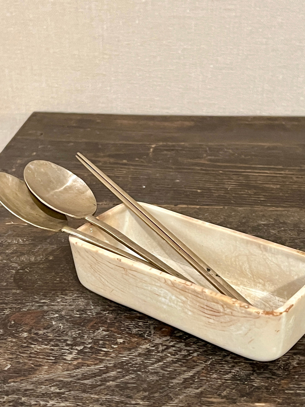 柔らかな白磁(その3：日本白磁丸底容器)