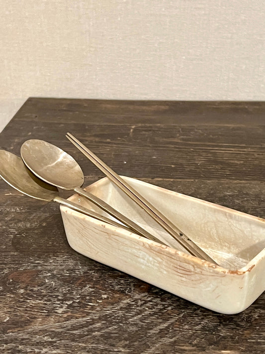 柔らかな白磁(その3：日本白磁丸底容器)