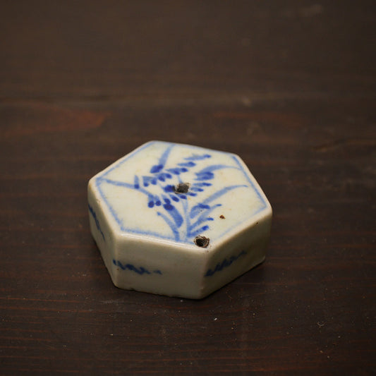 No.8099 李朝染付 菊花文六角水滴　朝鮮王朝時代中〜後期